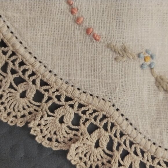 Vintage Embroidered Linen Crocheted-Edge Doily Boho Shabby Chic - Picture 7 of 10